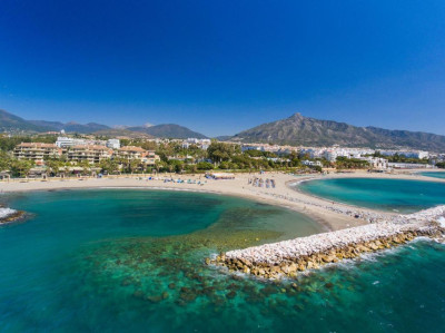 2 Bedroom Middle Floor Apartment in Puerto Banús - Image 2