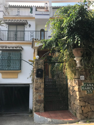 5 Bedroom Townhouse in Estepona - Image 1