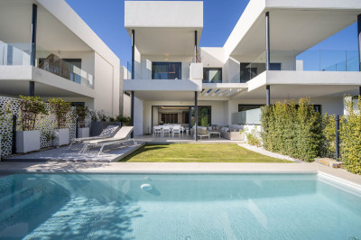 4 Bedroom Semi-Detached House in Marbella - Image 1