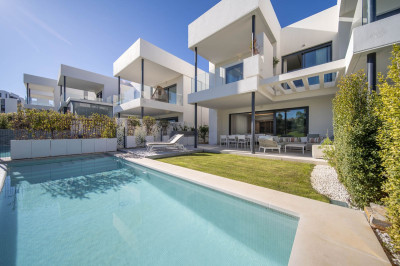 4 Bedroom Semi-Detached House in Marbella - Image 3