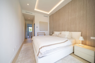 4 Bedroom Semi-Detached House in Marbella - Image 5