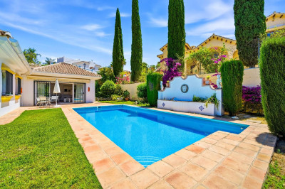 2 Bedroom Detached Villa in Benahavís - Image 1