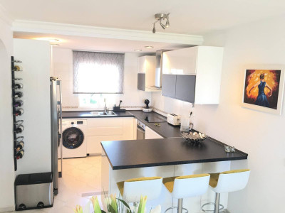2 Bedroom Top Floor Apartment in Miraflores - Image 4