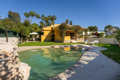 5 Bedroom Detached Villa in El Paraiso - Image 1