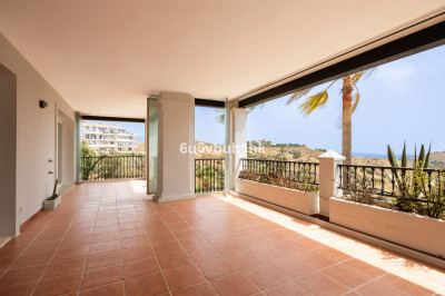2 Bedroom Middle Floor Apartment in Calahonda - Image 3