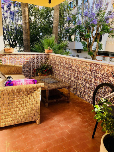 4 Bedroom Middle Floor Apartment in Estepona - Image 1