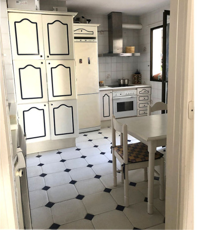4 Bedroom Middle Floor Apartment in Estepona - Image 4