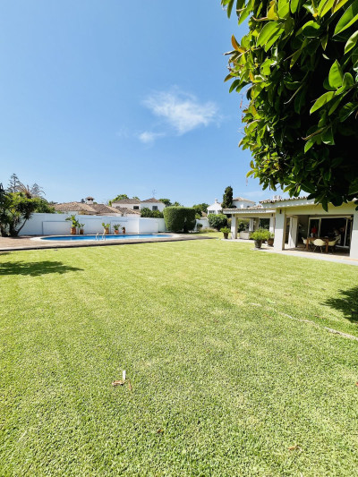 5 Bedroom Detached Villa in Guadalmina Baja - Image 2