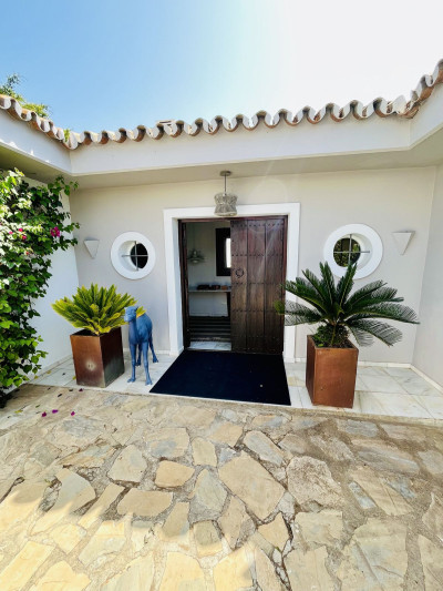 5 Bedroom Detached Villa in Guadalmina Baja - Image 3