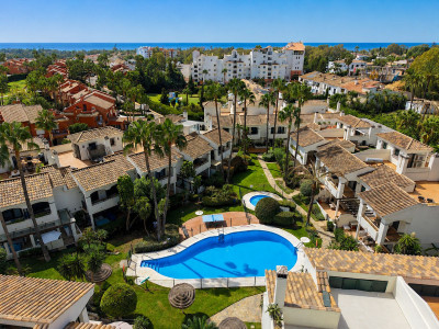 4 Bedroom Townhouse in Estepona - Image 1