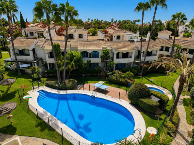 4 Bedroom Townhouse in Estepona - Image 2