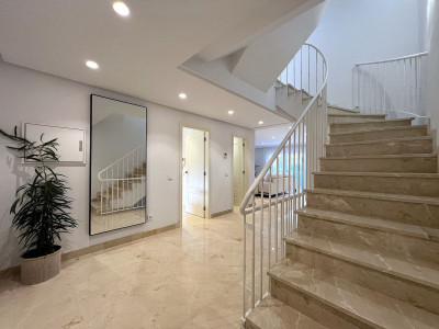 4 Bedroom Townhouse in Estepona - Image 4