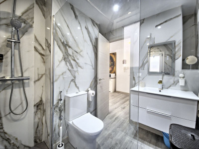 2 Bedroom Middle Floor Apartment in Marbella - Image 5