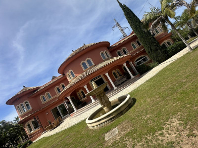 8 Bedroom Detached Villa in El Paraiso - Image 1