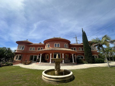 8 Bedroom Detached Villa in El Paraiso - Image 4