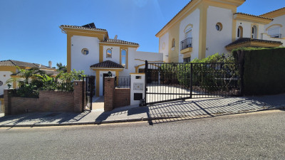 4 Bedroom Detached Villa in Riviera del Sol - Image 2