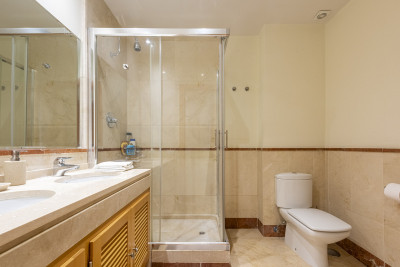 2 Bedroom Middle Floor Apartment in Puerto Banús - Image 4