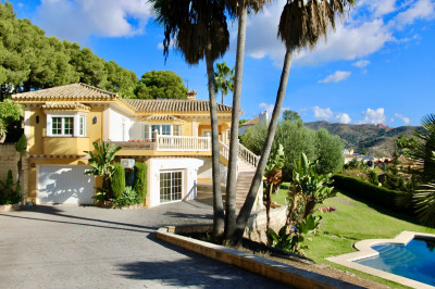 4 Bedroom Detached Villa in Hacienda Las Chapas - Image 4