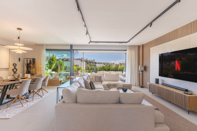 4 Bedroom Semi-Detached House in Santa Clara - Image 4