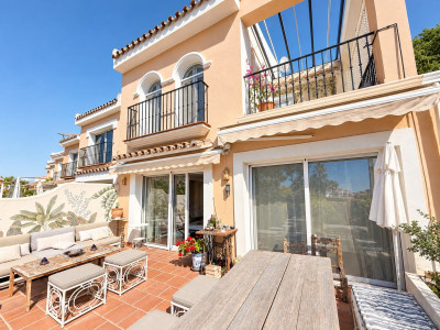 5 Bedroom Townhouse in Benahavís - Image 2