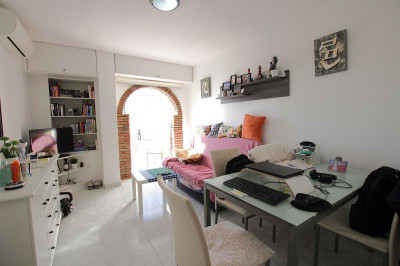 1 Bedroom Middle Floor Apartment in Arroyo de la Miel - Image 4