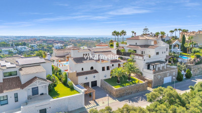 5 Bedroom Detached Villa in Benahavís - Image 1