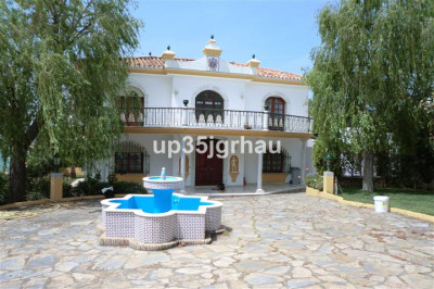 5 Bedroom Detached Villa in Estepona