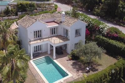 4 Bedroom Detached Villa in Istán - Image 1