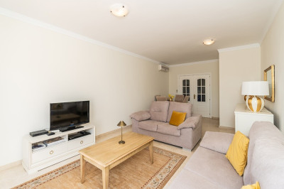 2 Bedroom Middle Floor Apartment in Marbella - Image 5