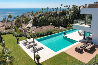 4 Bedroom Detached Villa in Manilva - Image 1