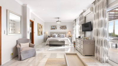 4 Bedroom Semi-Detached House in La Duquesa - Image 5