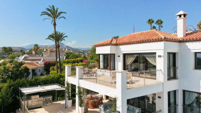 5 Bedroom Detached Villa in Estepona - Image 2