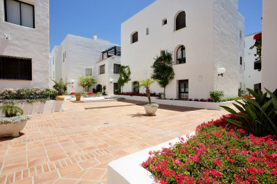 2 Bedroom Middle Floor Apartment in Puerto Banús - Image 2