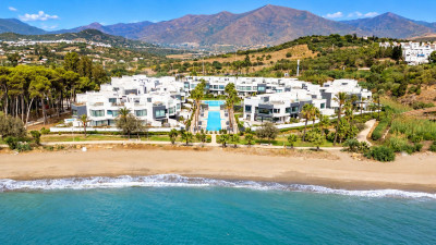 4 Bedroom Semi-Detached House in Estepona - Image 3