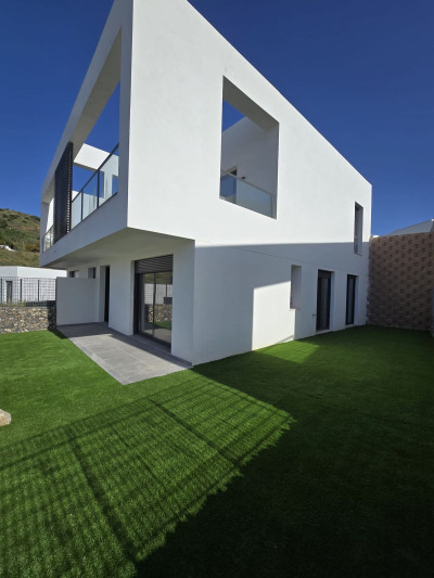 3 Bedroom Semi-Detached House in Riviera del Sol