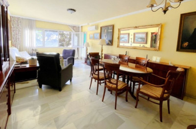 3 Bedroom Middle Floor Apartment in Estepona - Image 2