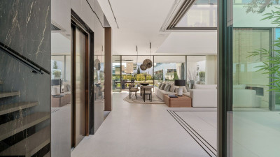 4 Bedroom Semi-Detached House in Marbella - Image 3