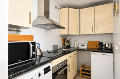 2 Bedroom Middle Floor Apartment in Manilva - Image 3