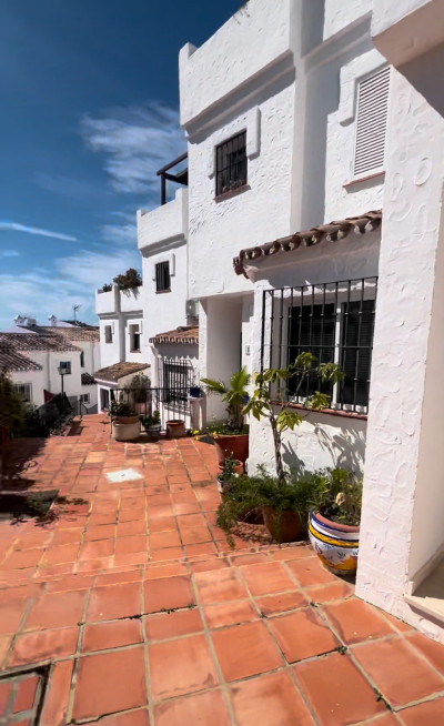 2 Bedroom Townhouse in Marbella - Image 3
