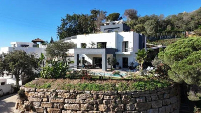 4 Bedroom Detached Villa in Elviria - Image 2