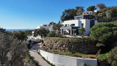 4 Bedroom Detached Villa in Elviria - Image 3