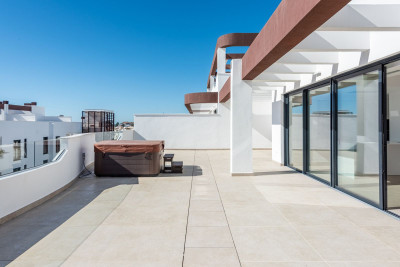 4 Bedroom Penthouse in Estepona - Image 2
