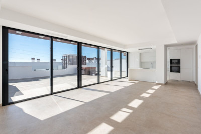 4 Bedroom Penthouse in Estepona - Image 5
