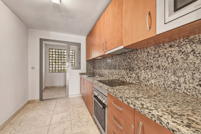 2 Bedroom Ground Floor Apartment in Estepona - Image 4