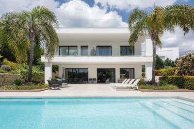 5 Bedroom Detached Villa in Nueva Andalucía - Image 1