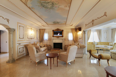 8 Bedroom Detached Villa in Guadalmina Baja - Image 2