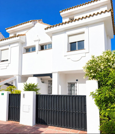 3 Bedroom Townhouse in Nueva Andalucía - Image 1