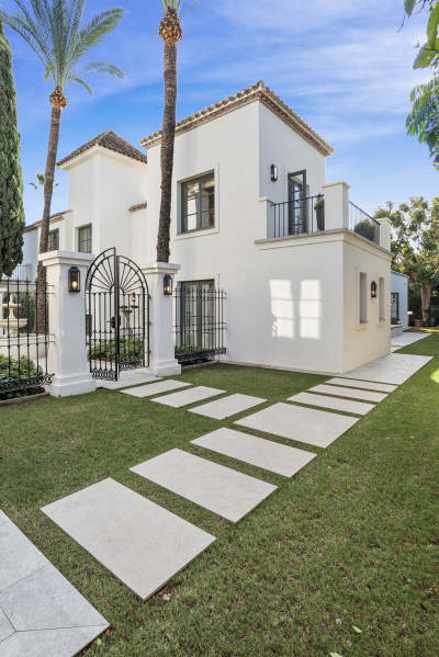 6 Bedroom Detached Villa in Nueva Andalucía - Image 3