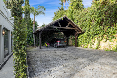6 Bedroom Detached Villa in Nueva Andalucía - Image 5
