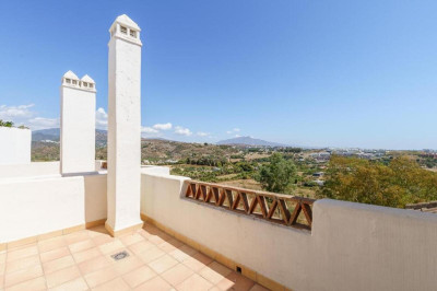 2 Bedroom Penthouse in Estepona - Image 3